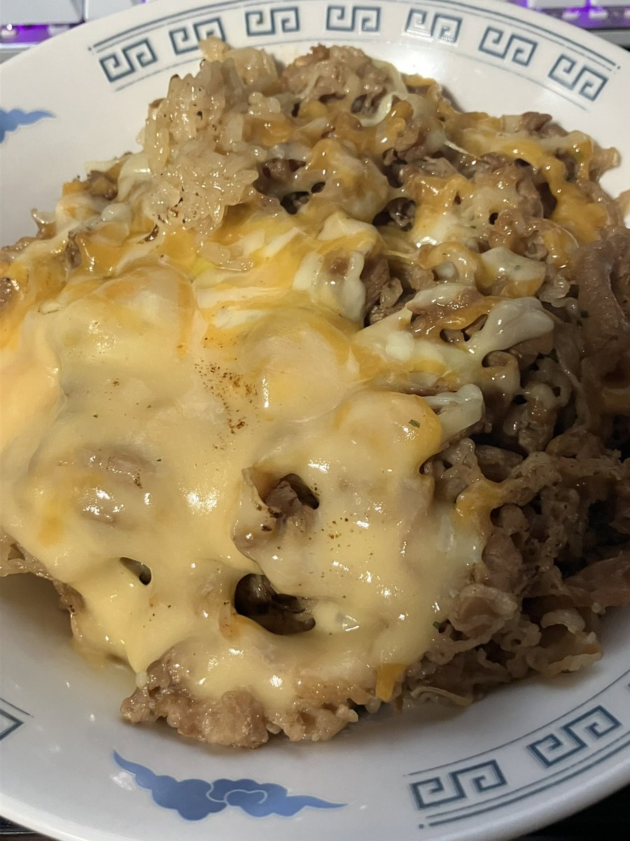 F91968683's tweet photo. 炙り3種のチーズ牛丼
腰が抜ける程美味い
ありがとう、サンシャイン池崎 https://t.co/jLbqQyygmC