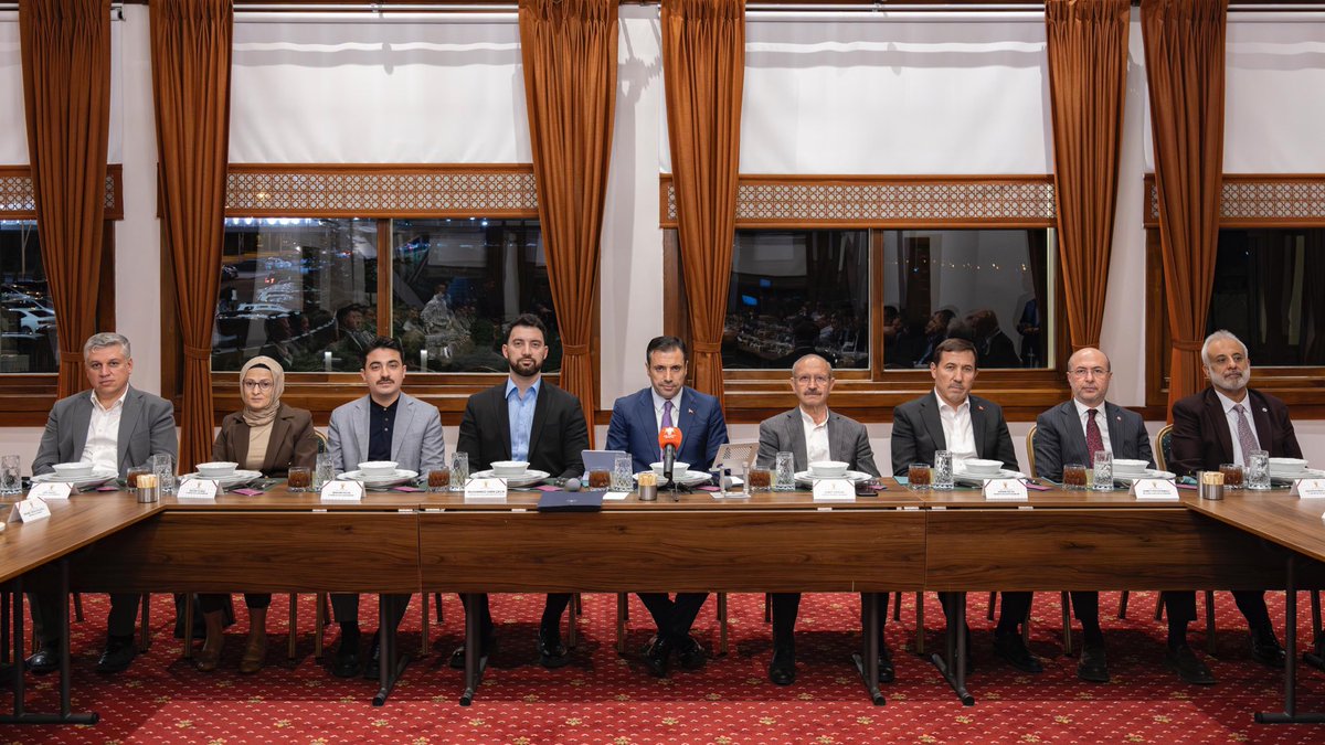 fatihozgokcen's tweet photo. Konya’mızın kıymetli hukukçuları ile “1. Hukukçular Buluşması”nda bir araya geldik, hasbihal ettik.

Değerli meslektaşlarımızın taleplerini, çözüm önerilerini ve beklentilerini ilk ağızdan dinledik.

Adaletin tecellisi adına emek veren tüm hukukçularımıza katkıları için teşekkür ederim.