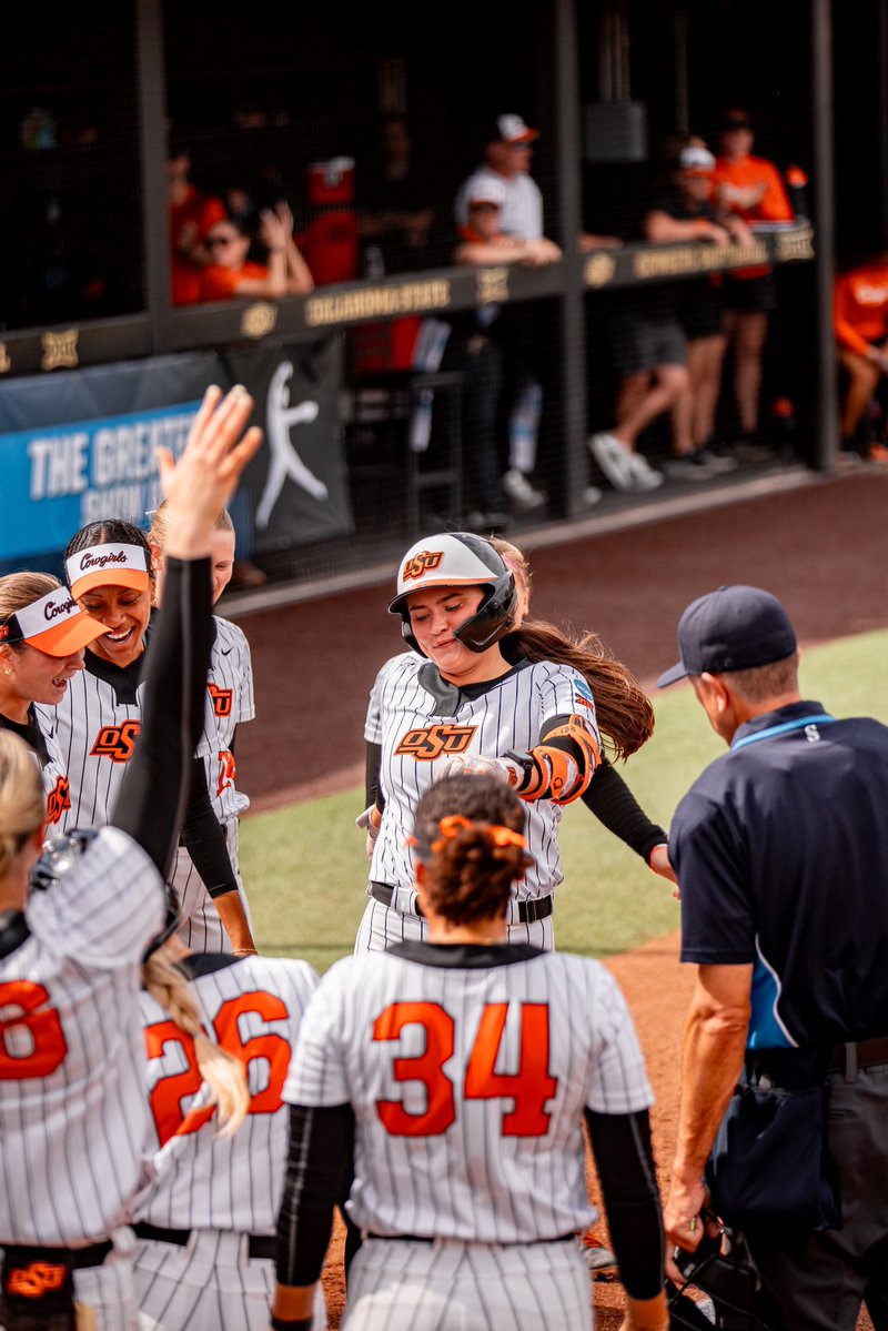 cowgirlsb's tweet photo. For those keeping along at home, that ball went 2️⃣7️⃣6️⃣ feet 🚀 

#GoPokes | @karligodwin2 https://t.co/FybIYLkuTD