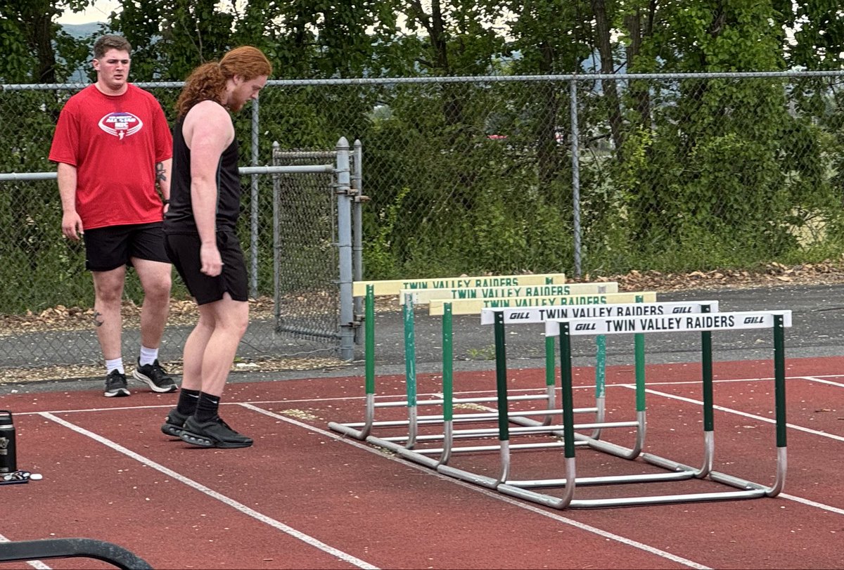 CoachBrettMyers's tweet photo. 2025 WDU Grad @Aris_Drake52 giving back helping a current WDU student Liam Sheehan #4TheValley #TPW https://t.co/4nXepwZqNi