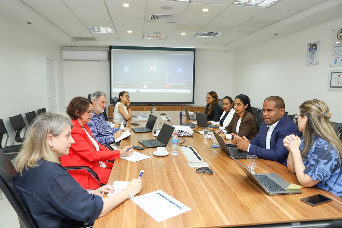 SuperateRDO's tweet photo. Además, fue recibida por la subdirectora de Superación de la Pobreza, @addysthen; el subdirector de Operaciones, @juanherrerard; la subdirectora de Desarrollo Inclusivo, @caroalvarado22; la coordinadora de la Subdirección de Superación de la Pobreza, Carolina Rodríguez; y la coordinadora de Proyectos de Cooperación Internacional de @superaterdo, Yeny Martínez.

#Supérate