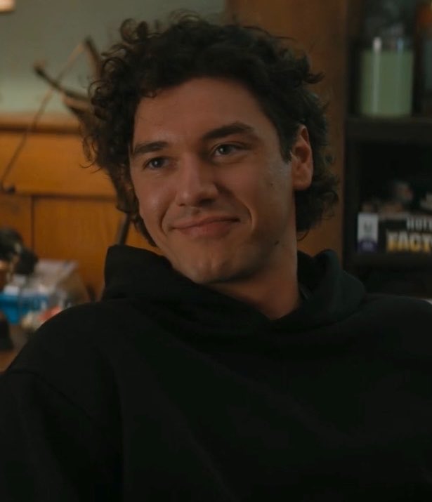 alliesgraces's tweet photo. he looked SOOOOO good here, sir please wear black hoodies more often https://t.co/EL1Nk8uS40