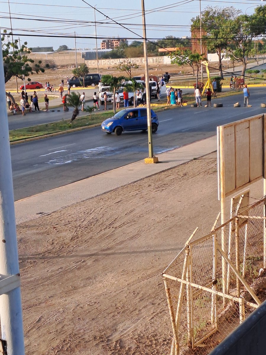oehg46's tweet photo. Protesta por agua Avenida Universidad @Qmana7 @PrensaOrienteVE @ReporteYa https://t.co/m9zQu890nA