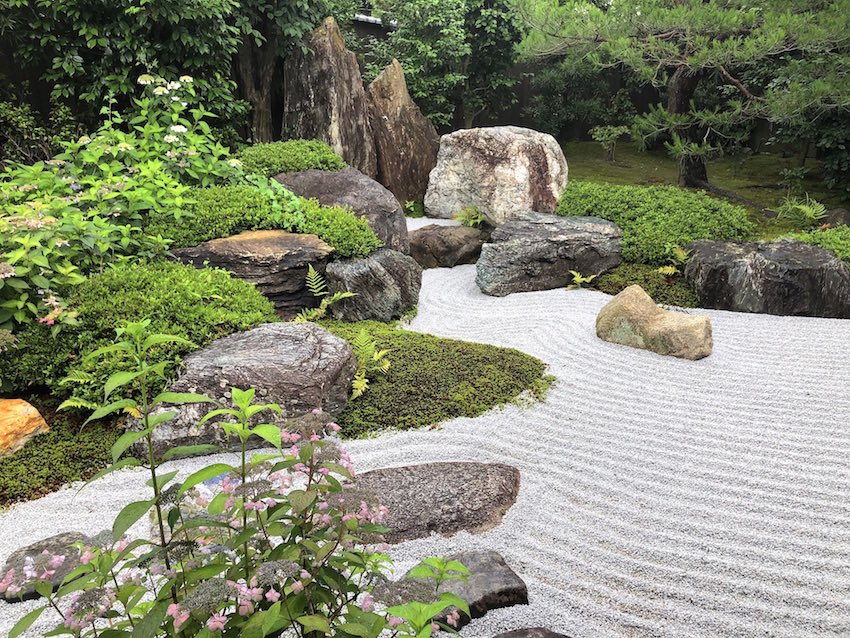 甘茶の寺として有名な、建仁寺の塔頭・霊源院に屏風絵を奉納しました。少年時代の一休さんが修行をした寺であり、漢詩の師匠慕哲と出会った寺でもあります。
絵の中の一休さんは、煩悩を断ち切ることを一休みし、五条河原に住む貧しい人たちと酒を酌み交わし、この瞬間を楽しく過ごしているようです。 