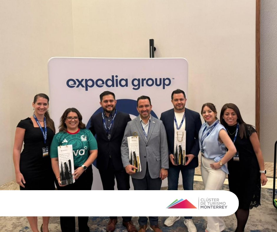ClusterTurMTY's tweet photo. El Presidente y equipo del Clúster de Turismo de Monterrey participamos en el evento “La Fiesta del Fútbol: The Countdown” de @ExpediaGroup, realizado en Hilton Monterrey Valle, donde se reunieron actores clave del sector hotelero para conversar sobre el comportamiento del viajero rumbo al Mundial FIFA 2026. ⚽️

Durante el encuentro, nuestros socios de Expedia Group LATAM compartieron datos relevantes sobre Monterrey y las oportunidades que se abren para el destino en este contexto internacional.

Además, nuestro Director, @MauMagdaleno, y nuestro Coordinador de Estrategia de Datos, Arturo Vázquez, presentaron #DASHA MTY, el portal de data turística que permite analizar información estratégica sobre el comportamiento del visitante, incluyendo flujos aéreos, búsquedas, demanda y tendencias clave para anticipar oportunidades.

Seguimos impulsando decisiones más inteligentes para fortalecer la competitividad turística de Monterrey. 📊🤝