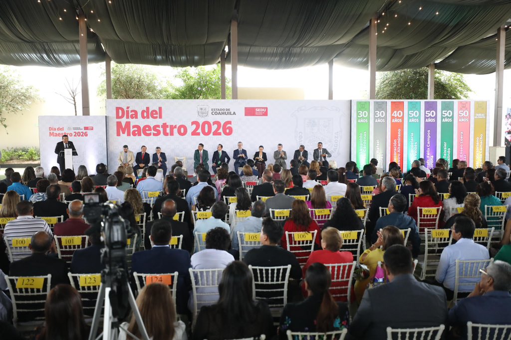 PJCoah's tweet photo. En Torreón, el Magistrado Presidente @MiguelMery acompañó al Gobernador @manolojim en la entrega de preseas magisteriales a docentes de la Sección 35 que cumplen 30, 40 y 50 años de servicio en la educación. #CoahuilaLaJusticiaContigo https://t.co/smDjsHzFpf
