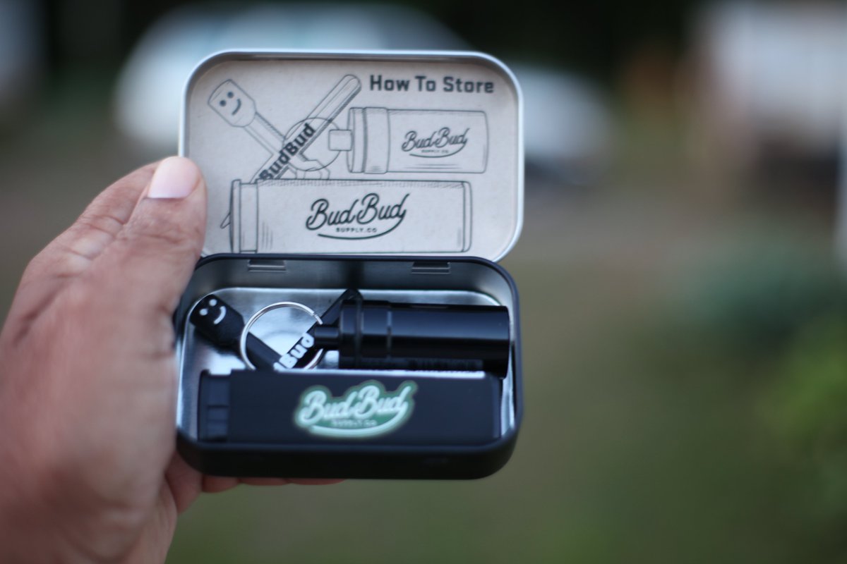ChronicSession's tweet photo. If you’re tired of carrying loose #lighters, crushed #weed, and random #smokingaccessories floating around your bag, the #HappyPackingTin is about to become your new favorite #smokesession essential
https://t.co/eeioJxEVC2 https://t.co/9RyjZIT1pV