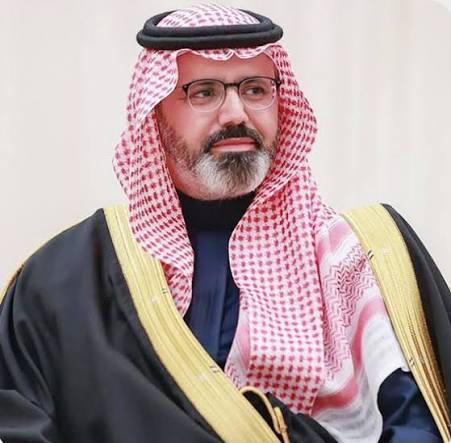 AbuRasheed269's tweet photo. #تعليم_جازان … حين يصنع الإنجازات رجالًا ونساءً يؤمنون بالعمل..

الكاتب : #خالد_شوكاني_الحازمي 

في الوقت الذي تتعثر فيه بعض القطاعات تحت ضغط التحديات وكثرة الوعود، تبرز الإدارة العامة للتعليم بمنطقة جازان نموذج مشزف ومختلف استطاع أن يثبت أن الإنجاز الحقيقي لا يحتاج إلى ضجيج بقدر ما يحتاج إلى عمل مؤسسي ورؤية واضحة وقيادات تؤمن بأن النجاح يُصنع في الميدان.

فخلال السنوات الأخيرة، حقق تعليم جازان حضورًا لافتًا في المنافسات والبرامج التعليمية والأنشطة النوعية المحلية والعالمية، والتي كان أخرها حصول الطالبة
 #لانا_عبدالله_أبوطالب على المركز الرابع عالميًا، إضافة إلى 3 جوائز خاصة عن مشروعها في مجال "الطاقة"، وذلك خلال مشاركتها ضمن المنتخب السعودي للعلوم والهندسة في آيسف 2026 بالولايات المتحدة الأمريكية.

لقد أصبح اسم المنطقة حاضرًا في كثير من المنجزات على مستوى المملكة والعالم سواء في المشروعات أو التحصيل العلمي أو المبادرات أو التميز الطلابي والتربوي، فهذه المنجزات والنجاحات لا تأتي صدفة، بل تقف خلفها منظومة عمل متكاملة، تبدأ من الميدان التعليمي، مرورًا بالمعلمين والمعلمات، والقيادات المدرسية، وصولًا إلى إدارة تعليم المنطقة التي استطاعت أن تبني بيئة عمل تدفع نحو الإنجاز لا نحو التبرير، وعلى رأس هذه المنظومة، يبرز دور مدير التعليم بالمنطقة سعادة الأستاذ #ملهي_بن_حسن_عقدي الذي أثبت أن القيادة ليست منصبًا إداريًا فقط، بل قدرة على صناعة الأثر وتحفيز الطاقات وتحويل التحديات إلى فرص فنجاح القيادات الناجحة تُعرف عندما تنعكس جهودها على الواقع، طلبة  يحققون تميزًا، ومدارس تصنع مبادرة، ومعلمون ومعلمات يجدون الدعم والتقدير، وبيئة تعليمية تتحسن عامًا بعد عام.

ولأن الإنجاز الحقيقي لا يمكن إخفاؤه، فقد أصبح تعليم جازان محل تقدير واسع لدى المجتمع، ليس بسبب الشعارات، بل لأن الناس ترى النتائج على الأرض. في زمن أصبحت فيه بعض الجهات منشغلة بتجميل الأرقام والتقارير، يقدم مديرها العام والعظيم درسًا مختلفًا : أن النجاح الحقيقي هو ما يلمسه المجتمع، وما ينعكس على الطلبة والأسرة والميدان التعليمي.

فلكم التحية يا رجال ونساء التعليم في منطقة جازان ولكل من صنع هذا التميز بصمت وإخلاص. وإلى قيادة تعليم المنطقة وعلى رأسها مدير عام تعليم جازان كم أنتم عظماء حين يكون الإنجاز لغة العمل، وحين تصبح مصلحة الطالب والطالبة وجودة التعليم أولوية لا تتغير فكل التهاني والتبريكات للطالبة #لانا_عبدالله_أبوطالب ولأسرتها الكريمة ومدرستها، ولإدارة تعليم جازان وكل منسوبيها وقبلهم لأمير منطقة جازان سيدي صاحب السمو الملكي الأمير #محمد_بن_عبدالعزيز،وسمو نائبه صاحب السمو الأمير #ناصر_بن_محمد_بن_جلوي حفظهما الله الداعمان الأوَّلان لكل نجاح يصنعه تعليم المنطقة.
@MAMAlsaud
@moe_gov_sa
@MOE_JZN
@melhiogdi
