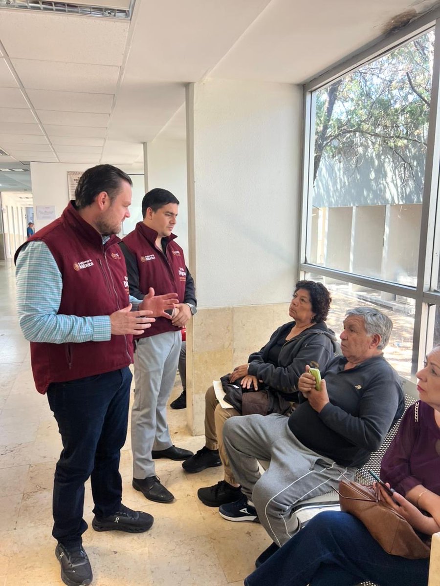 IsssteDurango's tweet photo. #ISSSTEDurango continua con las visitas de vigilancia de “#TratoDigno”.

El titular de la UADyCS, Lic. Jaime Nuñez Estrada, acudió al Hospital General “Dr. Santiago Ramón y Cajal”, para brindar atención cercana A nuestros derechohabientes.

#TratoDigno 
#SAD https://t.co/WT8DsyKPey
