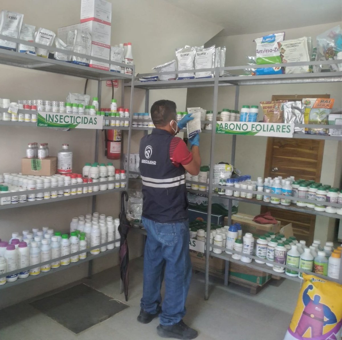 AgrocalidadZ4's tweet photo. #Manabí | Realizamos inspección posregistro de almacenes de expendio de insumos agropecuarios, con la finalidad de verificar el cumplimiento de la normativa vigente.
📍 Cantón 24 de Mayo

#RegistroResponsable https://t.co/0Cny0XwTTl