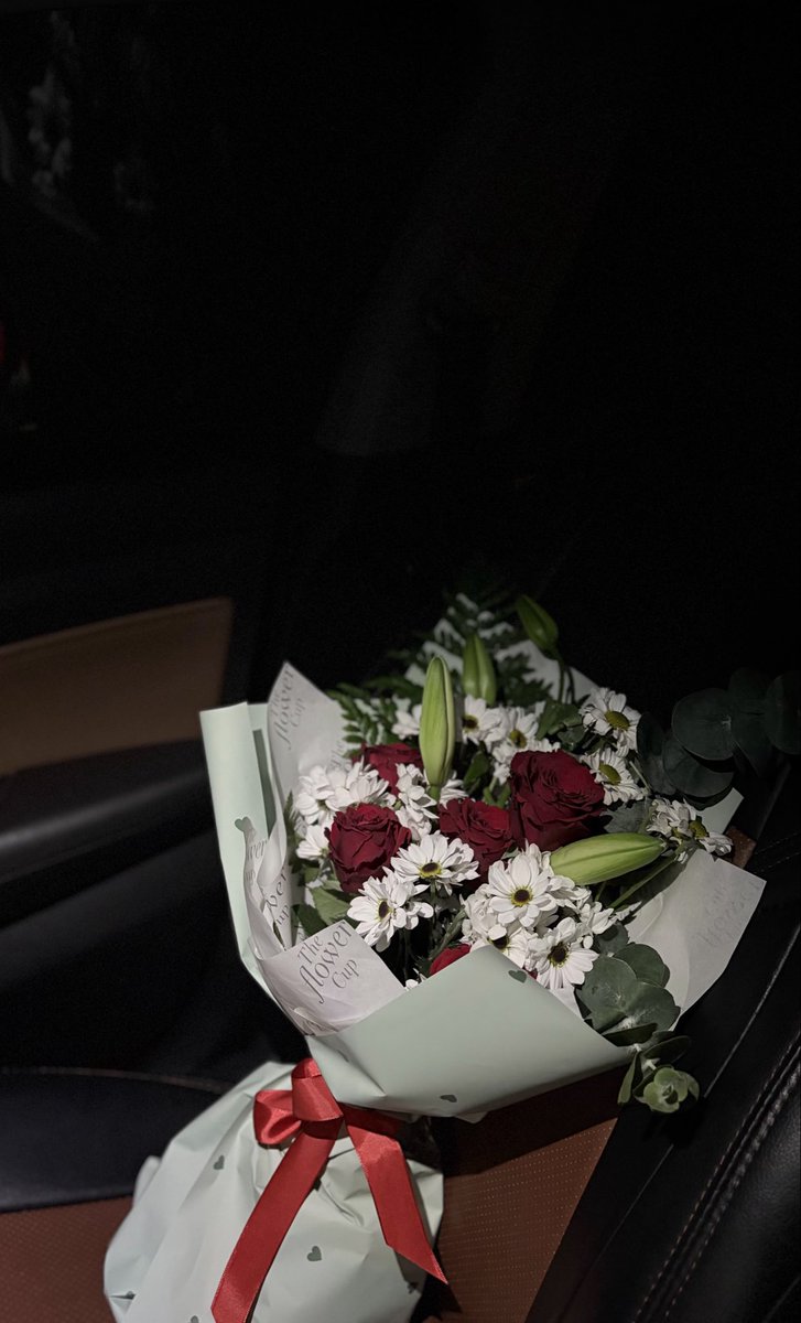 _urxw's tweet photo. ورد للزّينة ولا ورد لـ "زينـة" ؟❣️ https://t.co/pNkidayX0o