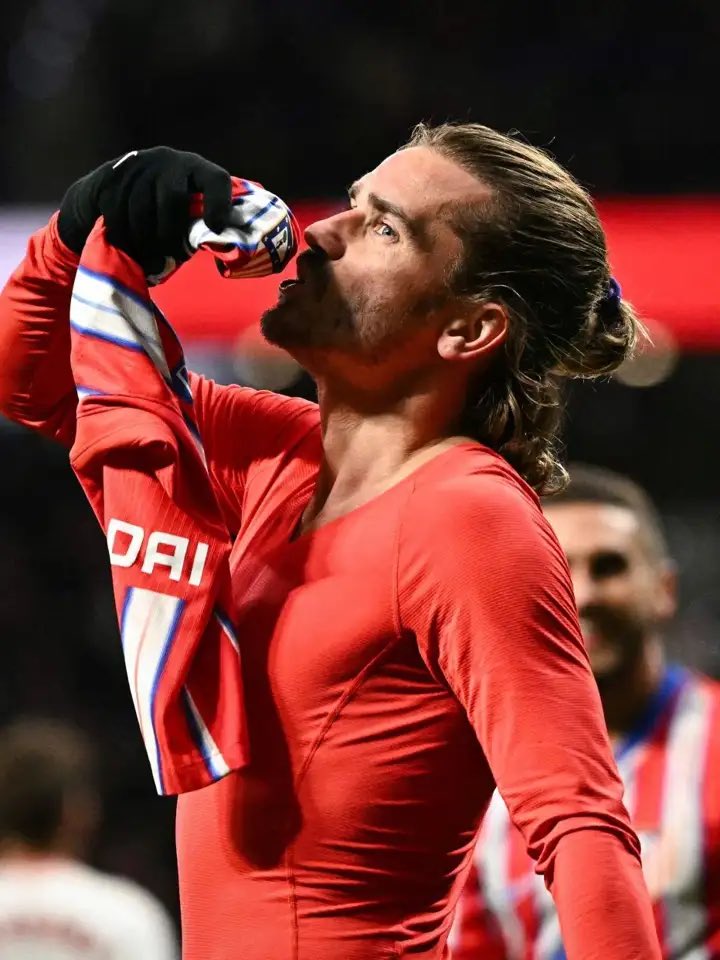 JoseValles49's tweet photo. Todas las buenas despedidas acaban con un beso… Gracias @AntoGriezmann. Eterno! https://t.co/5nKEJLZyAa