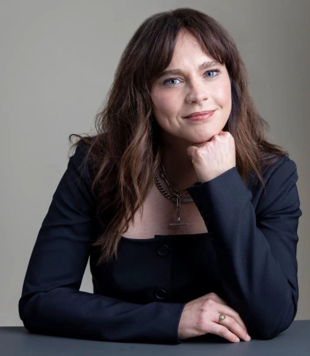 AGATHALLONG's tweet photo. just realized brunette Fiona Dourif looks sm like my old Milfy criminal justice professor . #ThatExplainsALot https://t.co/Zkke9jPAfl
