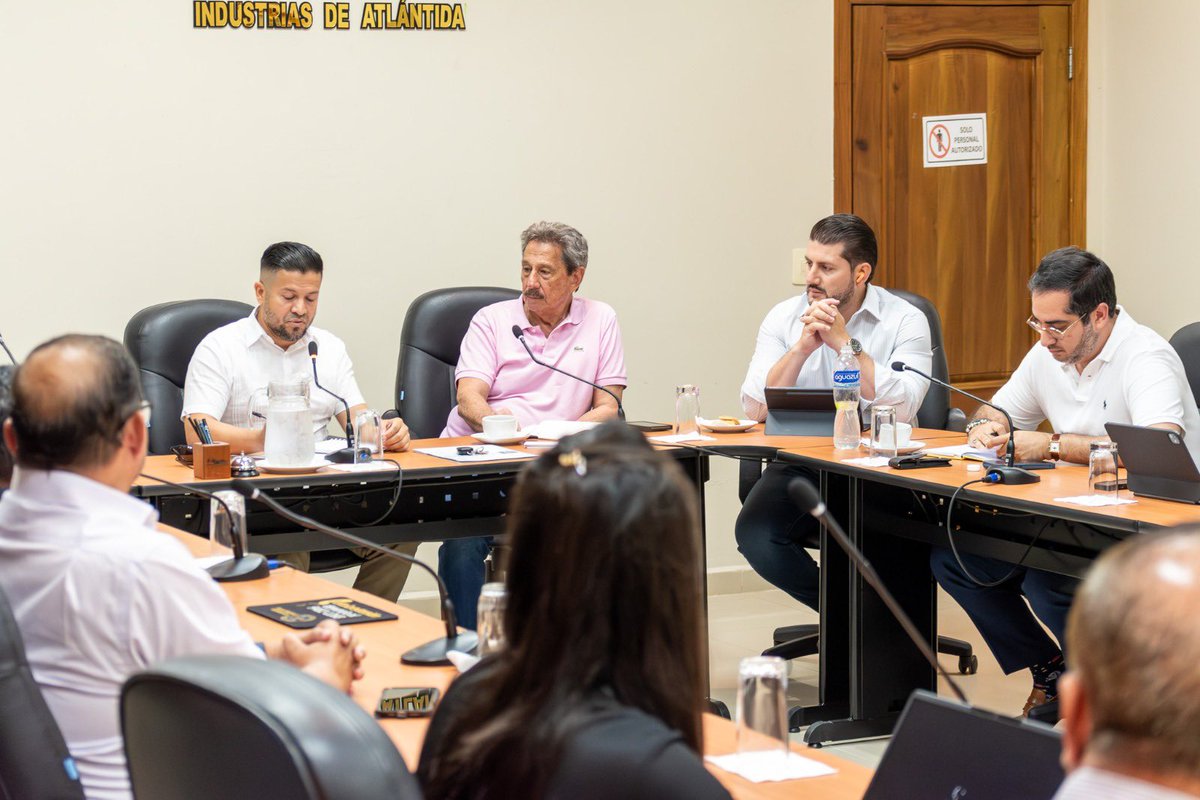 CNI_HN's tweet photo. El CNI continúa fortaleciendo el diálogo estratégico con el sector privado y autoridades locales para impulsar nuevas oportunidades de inversión en el litoral atlántico.

Durante una reunión empresarial desarrollada en La Ceiba, el ministro Epaminondas Marinakys, junto a representantes de la CCIA, empresarios y autoridades locales, abordó temas clave como infraestructura vial, modernización aeroportuaria, fortalecimiento portuario, estabilidad energética y simplificación de trámites para fortalecer la competitividad de la región.

La agenda reafirma el compromiso de seguir impulsando proyectos estratégicos que generen confianza, desarrollo económico y nuevas inversiones para Atlántida y Honduras.