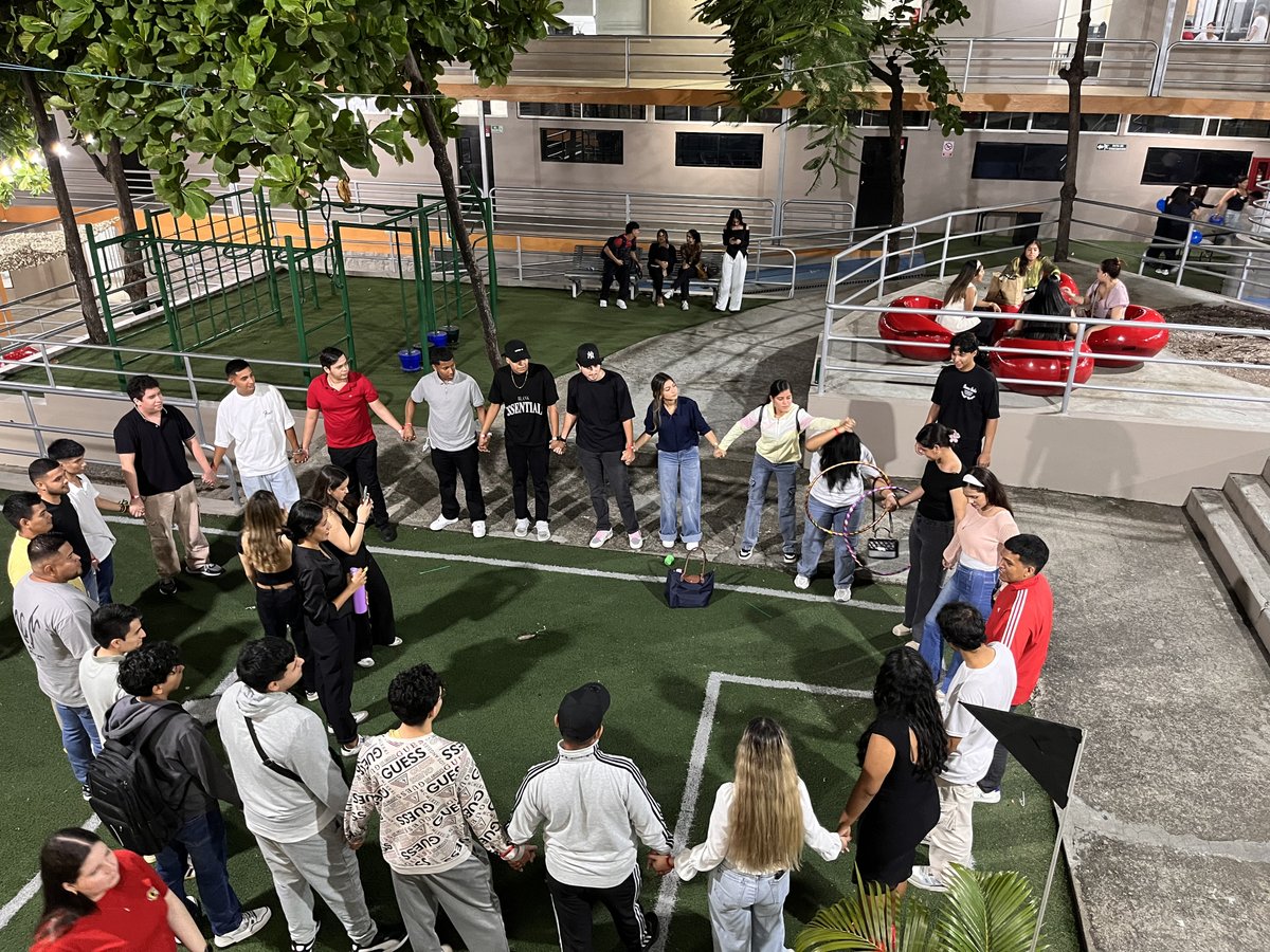 TesEcuador's tweet photo. ✨ Así vivimos #NewWave2026

Nuestros estudiantes de la materia de Planificación Estratégica de las Relaciones Públicas, Producción y Ejecución, junto a sus compañeros de Organización y Producción de Eventos, y bajo la guía de la docente Belén Priori, crearon una experiencia llena de dinámicas, premios y mucha energía para dar la bienvenida a los nuevos estudiantes del preuniversitario. 🎊

Una jornada donde la creatividad, la estrategia y el trabajo en equipo se transformaron en una experiencia real para conectar con la comunidad TES. ❤️

#TES #NewWave2026 #VidaUniversitaria #RelacionesPúblicas #ProducciónDeEventos #PreUniversitarioTES