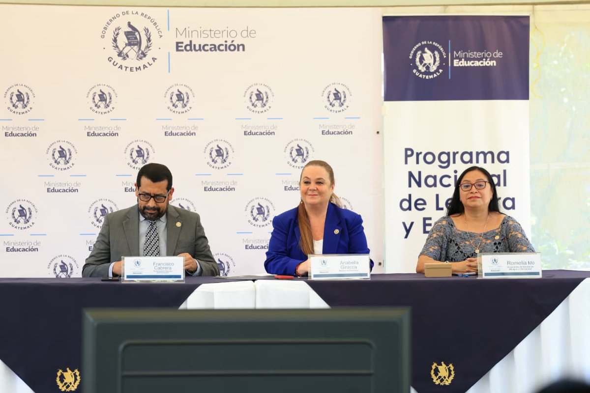 MineducGT's tweet photo. 📚✨ Leer y escribir abre puertas, despierta ideas y transforma vidas.

La ministra de Educación, @chatagira, junto a los viceministros Francisco Cabrera y Romelia Mó, participó en el relanzamiento del Programa Nacional de Lectura y Escritura, una iniciativa que busca fortalecer el hábito lector y la escritura desde las aulas.

“El momento más feliz es ver a un niño aprendiendo a leer y escribir”, destacó la ministra durante la actividad.