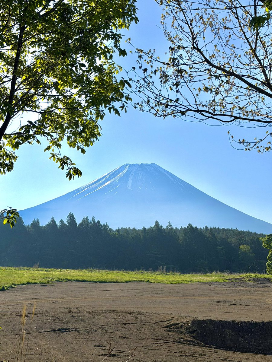 kakutani_imo's tweet photo. おはようございます(｡ρω-｡)
５/１６(土)１２℃☀️

今朝も快晴の朝霧高原🗻✨️☀️🌈

来週から梅雨の走りらしいので
貴重なお出かけ日和かもしれませんね

本日もよろしくお願いします！
 #企業公式が毎朝地元の天気を言い合う https://t.co/IJgfXeeHpe