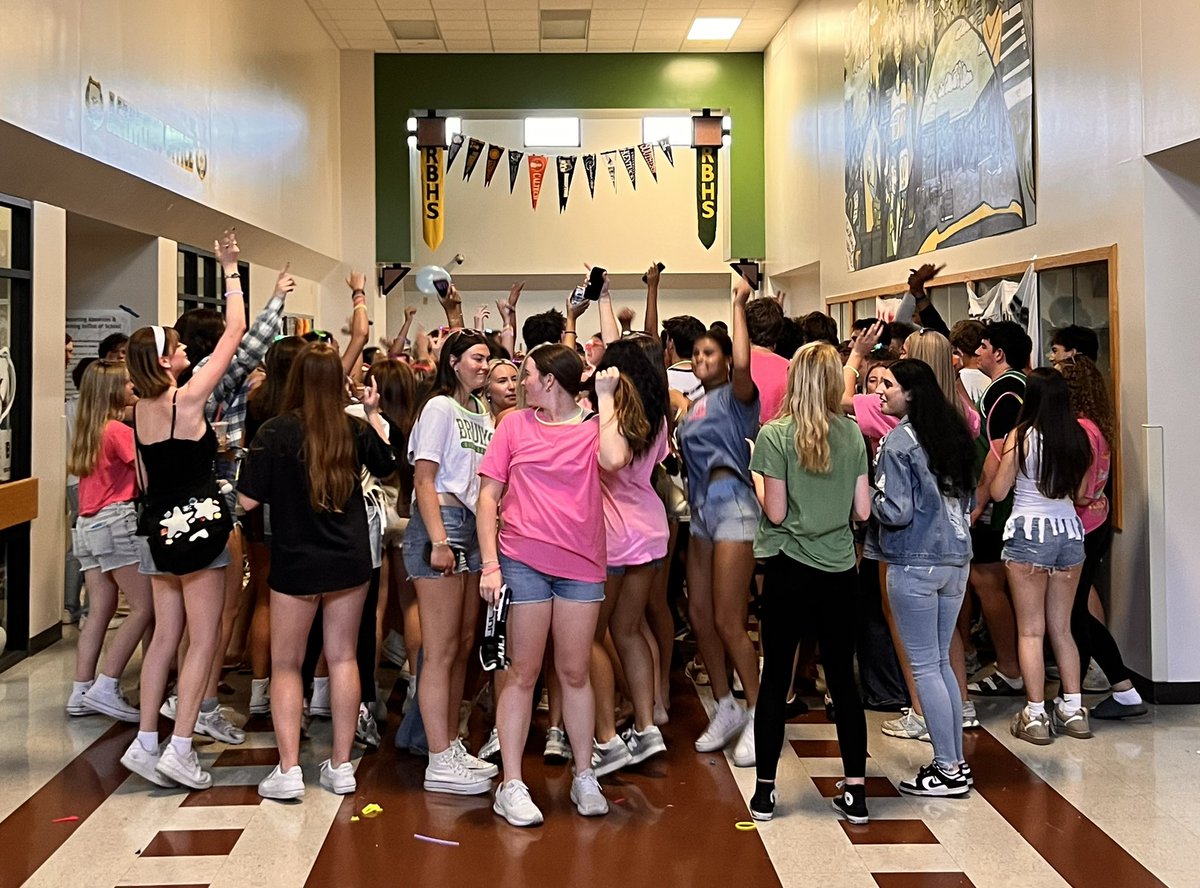 JacobSirna's tweet photo. Had a great last day with the Rock Bridge HS Class of 2026! Thank you, Seniors! #REPROCKBRIDGE #RockBridgeRocks https://t.co/rh0sH2nWf5