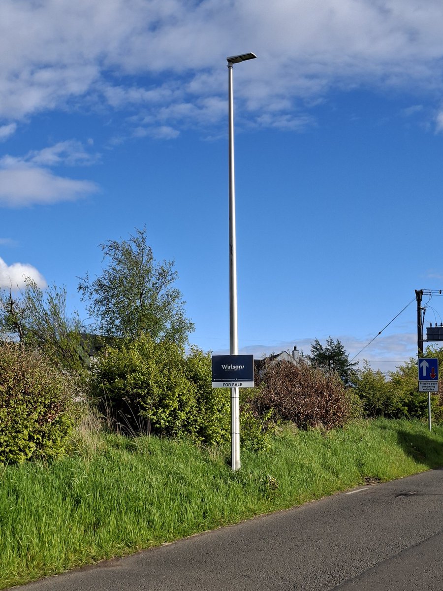 SStrath58072's tweet photo. @PaulTonkinson @RunComPod We also saw a lamp post for sale. 2026 is proving to strange and wonderfully mysterious 😆 https://t.co/mbfrklqOqj