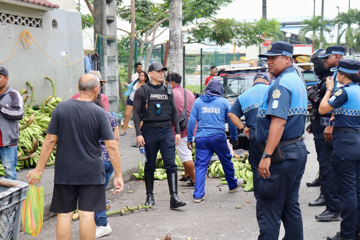 segura_ep's tweet photo. Se ejecutó un control institucional sobre el uso del espacio público en Florida Norte.

Agentes de Control Municipal de #SeguraEP procedieron con el retiro de comerciantes autónomos no regularizados y productos en mal estado en el sector, con el fin de fortalecer la seguridad ciudadana y mantener el orden en la ciudad. 

Acciones como estas forman parte del trabajo permanente para recuperar y preservar los espacios públicos para beneficio de la comunidad 🤝.

#AsiSeHaceGuayaquil 
#CiudadDeTodos