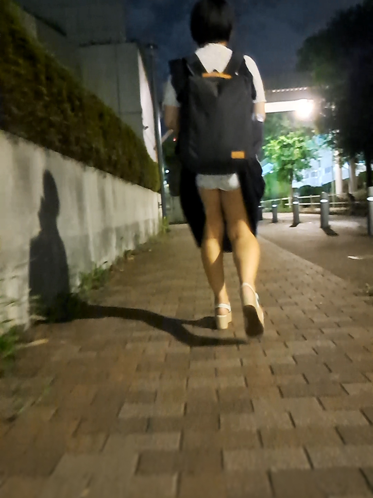 take_a_pt's tweet photo. 歩道のタイルの色の配置って誰が決めてるの？適当なのか、計算されているのか、ずっと見てても規則性が見つけられなくて夜が明けました。 https://t.co/RIhikTMAAf