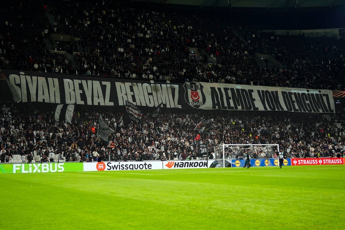 tunc7855's tweet photo. Biz Beşiktaşlıyız Liverpooldan 8 yiyen.
Biz Beşiktaşlıyız Dinamo Kievden 6 Yiyen.
Biz Beşiktaşlıyız Barcelona'yı sahadan silen.
Biz Beşiktaşlıyız bir maçta 10 gol atan.
Biz Beşiktaşlıyız Hakemden gol yiyen,
Biz Beşiktaşlıyız Galatasaray'ı 5-0 yenen.
Biz Beşiktaşlıyız Şampiyonlar Ligi guruplarında nağmağlup birincilikle çıkan.
Biz Beşiktaşlıyız 9 kişi kalecisiz Fenerbahçe'yi yenen.
Biz Beşiktaşlıyız spora şeref katan.
Biz Beşiktaşlıyız, müzesinde haram kupa olmayan.
Biz Beşiktaşlıyız Amerika'yı futboldan soğutan.
Biz Beşiktaşlıyız Arsenal'a top oynatmayan.
Biz Beşiktaşlıyız Liverpool maçında desibel rekoru kıran.
Biz Beşiktaşlıyız Ligi Nağmağlup Tek şampiyon bitiren.
Biz Beşiktaşlıyız stadsız şampiyon olan.

Sonuç olarak iyisiyle kötüsüyle biz Beşiktaşlıyız! 🖤🤍🦅