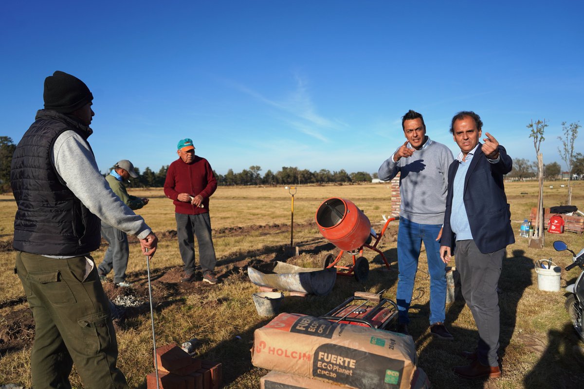 jmllamosas's tweet photo. Con el intendente de Santa Catalina @MaxiRossetto recorrimos los nuevos loteos y, desde el @gobdecordoba , entregamos aportes del Fondo Federal para finalizar la plaza Eva Duarte. El trabajo en equipo es el camino para fortalecer los espacios públicos y que el progreso continúe. https://t.co/3S37Lyh3Yv