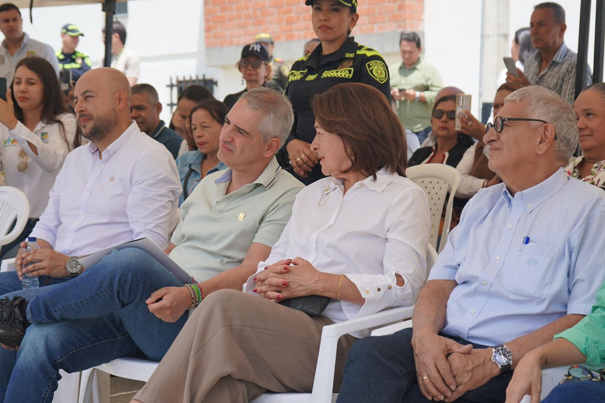 RodrigoHAl's tweet photo. Hoy en El Carmen de Viboral celebramos algo más grande que una entrega: la tranquilidad de 45 familias que hoy ya tienen su vivienda propia. Y 27 familias más, le sumarán a su cierre financiero el subsidio  Mi Casa Antioquia Ya.

Más de $1.000 millones invertidos para seguir honrando el compromiso del gobernador @AndresJRendonC : que más familias antioqueñas logren tener vivienda propia.