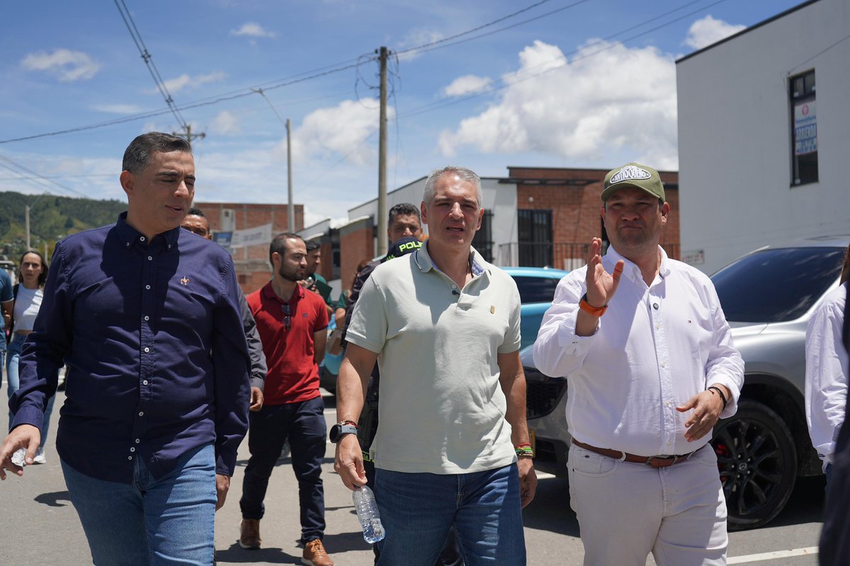 RodrigoHAl's tweet photo. Hoy en El Carmen de Viboral celebramos algo más grande que una entrega: la tranquilidad de 45 familias que hoy ya tienen su vivienda propia. Y 27 familias más, le sumarán a su cierre financiero el subsidio  Mi Casa Antioquia Ya.

Más de $1.000 millones invertidos para seguir honrando el compromiso del gobernador @AndresJRendonC : que más familias antioqueñas logren tener vivienda propia.