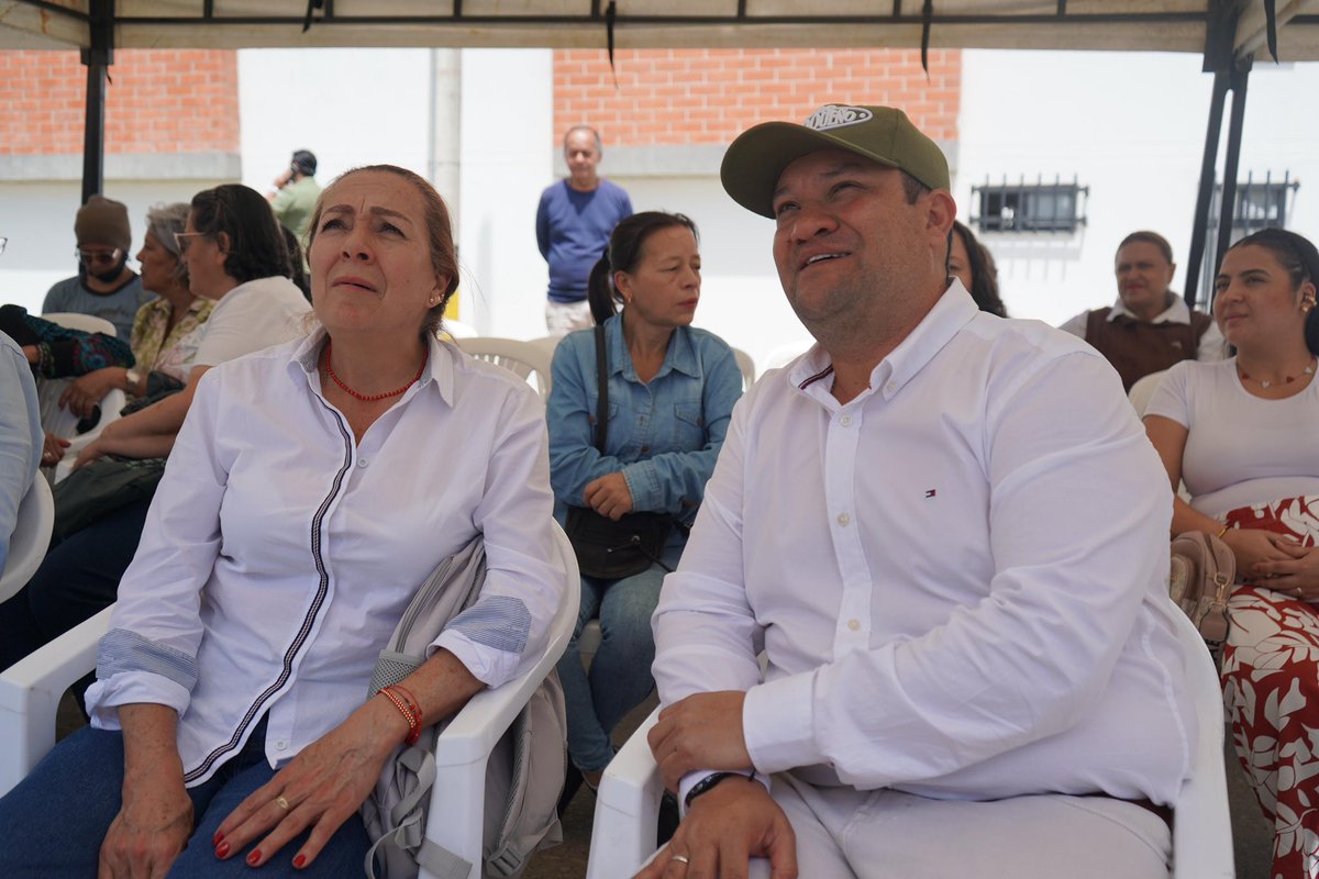 RodrigoHAl's tweet photo. Hoy en El Carmen de Viboral celebramos algo más grande que una entrega: la tranquilidad de 45 familias que hoy ya tienen su vivienda propia. Y 27 familias más, le sumarán a su cierre financiero el subsidio  Mi Casa Antioquia Ya.

Más de $1.000 millones invertidos para seguir honrando el compromiso del gobernador @AndresJRendonC : que más familias antioqueñas logren tener vivienda propia.