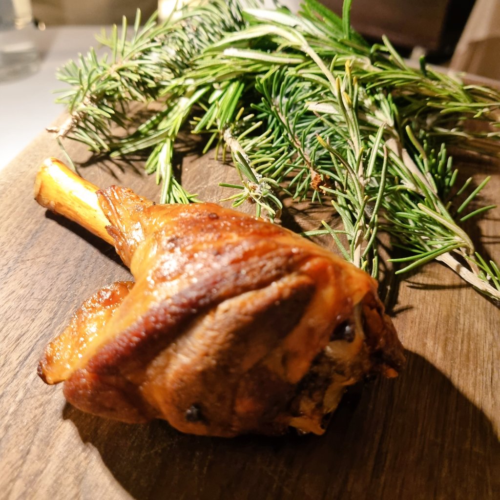 lorden68's tweet photo. El plato fuerte de menú degus de #Converso es un jarrete de lechal, que sirven deshuesado, con un puré de Chirivía. https://t.co/J9xd2420i4