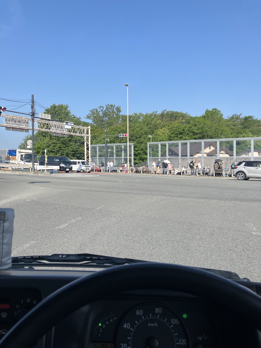 pekozo's tweet photo. 今年も並んでるねー！
7時半で拝島側はもう拝島駅越えてるね
福生側は第二ゲート付近。

俺は仕事💦

#横田基地　#友好祭 https://t.co/9lDQAhyKbV