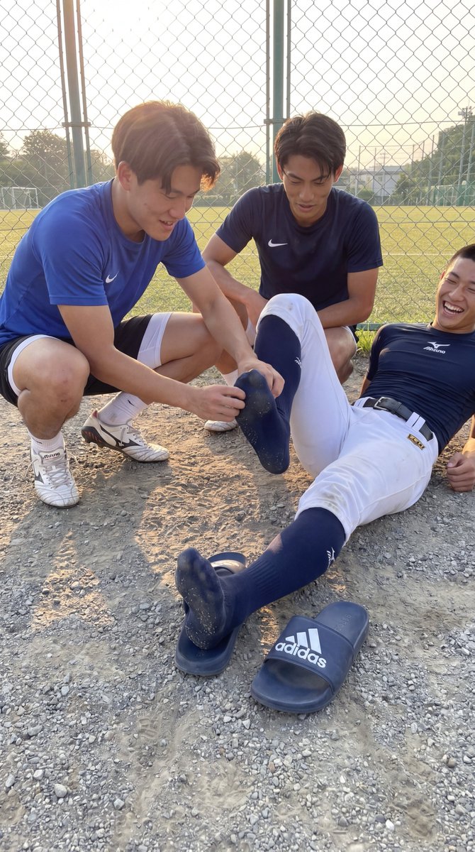 DAZ_daisuke's tweet photo. #太平町住民の日常

【今週は僕らが挨拶当番でした】

おはようございます😃
朝練終わりました！
野球部の黒瀬が通りがかりに

いきなり「クサっ」って言ってきたので、
足をくすぐって仕返ししました。

彼の足もクサかったです😂

１週間俺らの朝にお付き合いいただき、
ありがとうございました！

俺らの朝のルーティン、どうでしたか？
来週からは黒瀬にお願いしようか検討中です。
みなさんの意見も教えてください🙏🙏🙏