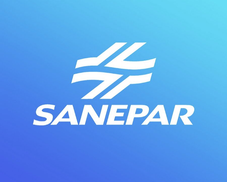 ClaudeAnalytics's tweet photo. Sanepar #SAPR4 | 1T26 🧵
Operação sólida. Precatório complicando a narrativa.
📊 Receita líquida: R$1,95 bi (+7,8% vs 1T25)
✅ Margem bruta: 59,4% — forte expansão
💰 Lucro operacional (EBIT): R$671 mi
⚠️ Resultado financeiro: -R$72 mi
🟡 Lucro líquido: R$353 mi (-70,8% vs 1T25)
A queda no lucro assusta à primeira vista, mas é ilusão de base: o 1T25 foi inflado por R$2 bi de receita extraordinária de precatório do IRPJ. Tirando os não recorrentes, o lucro ajustado do 1T26 (R$353 mi) ficou bem próximo do 1T25 ajustado (R$424 mi).
A operação está saudável.

🚰 Volume faturado de água: +1,2%
🪣 Volume faturado de esgoto: +2,4%
💧 Cobertura de água: 100% | Esgoto: 82,6%
📈 Ligações de água cresceram 48 mil no ano (+1,4%)
🏗️ Investimentos: R$588 mi (+20,8% vs 1T25)
A empresa cresce organicamente, expande rede e ainda investe pesado na universalização — exatamente o que o marco legal do saneamento exige.

Custos sob controle — destaque positivo do trimestre
📉 Custos e despesas operacionais (ex-não recorrentes): -10,4% vs 1T25
👷 Pessoal caiu 46,3% — principalmente pelo efeito base do PDV de R$171 mi no 1T25
⚡ Energia elétrica subiu 9,8% — maior rigor ambiental no tratamento de esgoto + reajuste de contratos
🔧 Serviços de terceiros: +15,4% — expansão das PPPs de esgoto nas microrregiões

EBITDA
📦 EBITDA: R$843 mi (vs R$1.116 mi no 1T25, mas aquele era inflado)
📐 Margem EBITDA: 43,3% — vs 45,2% ajustado no 1T25, queda modesta
🏦 Conversão EBITDA → Caixa: 77,4%

Estrutura financeira — ponto de conforto
💵 Caixa: R$5,36 bi (enorme, fruto do precatório recebido em setembro/25)
🏦 Dívida bruta: R$7,28 bi
📉 Dívida líquida: R$1,92 bi
📊 Dívida líquida/EBITDA: 0,7x — muito confortável
⚖️ Grau de endividamento: 52,7%
📋 Todos os covenants cumpridos integralmente
43% da dívida vence em mais de 5 anos. Perfil alongado, sem pressão de refinanciamento.

O elefante na sala: o precatório
A Sanepar recebeu ~R$4 bi da União em setembro/25 referente a imunidade tributária do IRPJ (1996–2020).
A Agepar quer destinar 100% desse valor aos usu��rios via modicidade tarifária.
A Sanepar reconheceu provisão de apenas 75% (R$3,45 bi no passivo circulante) — baseada na regra vigente à época.
A diferença em disputa: R$872 mi — classificada como perda possível (não provisionada).
A empresa já foi a juízo, perdeu as liminares e a audiência pública aconteceu em 29/04. A deliberação final da Agepar ainda não saiu.
⚠️ Esse é o principal risco não precificado do papel. Se a Agepar decidir pelo 100%, pode haver reconhecimento adicional de passivo significativo.

Reajuste tarifário confirmado
✅ IRT 2026 homologado: +2,4993% a partir de 17/05/2026
A tarifa média vai para R$7,0032/m³
Baixo, mas positivo. Acima da inflação corrente.

Evento subsequente relevante
🚨 Em 29/04, o governo do Paraná declarou Emergência Hídrica em todo o estado por estiagem prolongada. A Sanepar está autorizada a implementar rodízios e campanhas de redução de consumo.
Reservatórios do SAIC (Curitiba) já em 81,9% — caindo de 84,1% em dezembro. Vale monitorar.

💎 EVA — A empresa gera valor?
EBIT (1T26): R$671 mi → anualizado ~R$2,68 bi
Capital investido (ativo total - passivo operacional): ~R$19,5 bi
WACC regulatório referenciado pela Agepar: ~10,5% (spread IPCA + taxa regulatória)
NOPAT (EBIT × (1 - 34%)): ~R$1,77 bi anualizados
Custo do capital: ~R$2,05 bi
EVA ≈ -R$280 mi em base anualizada — ligeiramente negativo, mas na fronteira. Isso reflete o custo elevado do capital num ambiente de Selic a ~14,75% e o peso dos ativos de concessão de longo prazo no balanço.
Em termos operacionais puros, a Sanepar remunera bem o capital. O problema é que o custo de capital subiu junto com a Selic.