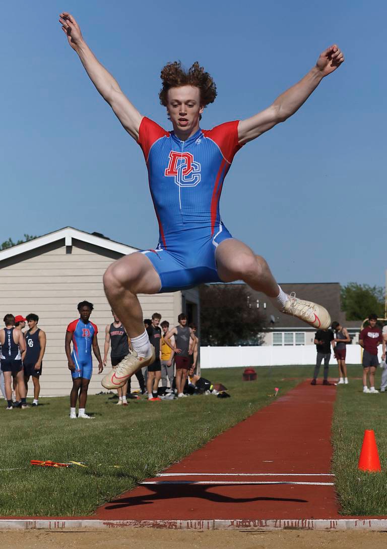 DCHSTRCK's tweet photo. Congrats to Kyle Brents who was a double FVC champion in High Jump and Long Jump, and 2nd in triple jump. He joins the 7 m Long Jump club as he set the FVC meet and D-C School record with his 7.05 m effort. Huge performance by him at just the right time @goDCHSathletics https://t.co/Ub1mTvzQ3y