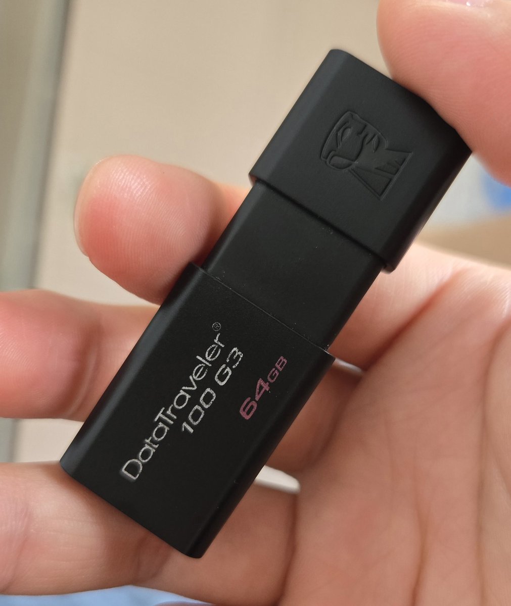 bashigestudio's tweet photo. If you install LM Studio on a USB drive, it transforms into a portable AI? https://t.co/dHHp3nY39k