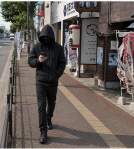InaInfShare's tweet photo. 稲毛駅近くでも２週間か１ヶ月ほど前に、天気がいい日に、黒いフード被って黒マスクで、スマホ見ながら歩いている不審者いたんで。人は見た目。
こんな感じだった。気味悪いわ。 https://t.co/D3CubFJZEs