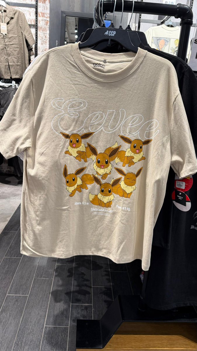 OmarChM10's tweet photo. ⚠️Colaboración Cuidado con el Perro &amp; Pokémon 

Para todos los amantes de las Eeveelutions, llegaron las nuevas playeras. Umbreon, Sylveon, Espeon, Flareon, Vaporeon y hasta el mismísimo Eevee son los protagonistas. Los precios van desde los 199 hasta los 269.
🥳👕🎊

#Pokemon https://t.co/5ZWWGLYfY0