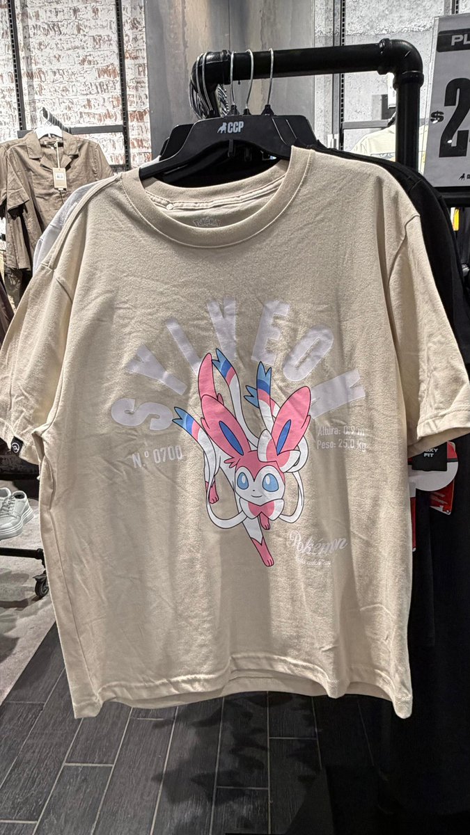 OmarChM10's tweet photo. ⚠️Colaboración Cuidado con el Perro &amp; Pokémon 

Para todos los amantes de las Eeveelutions, llegaron las nuevas playeras. Umbreon, Sylveon, Espeon, Flareon, Vaporeon y hasta el mismísimo Eevee son los protagonistas. Los precios van desde los 199 hasta los 269.
🥳👕🎊

#Pokemon https://t.co/5ZWWGLYfY0