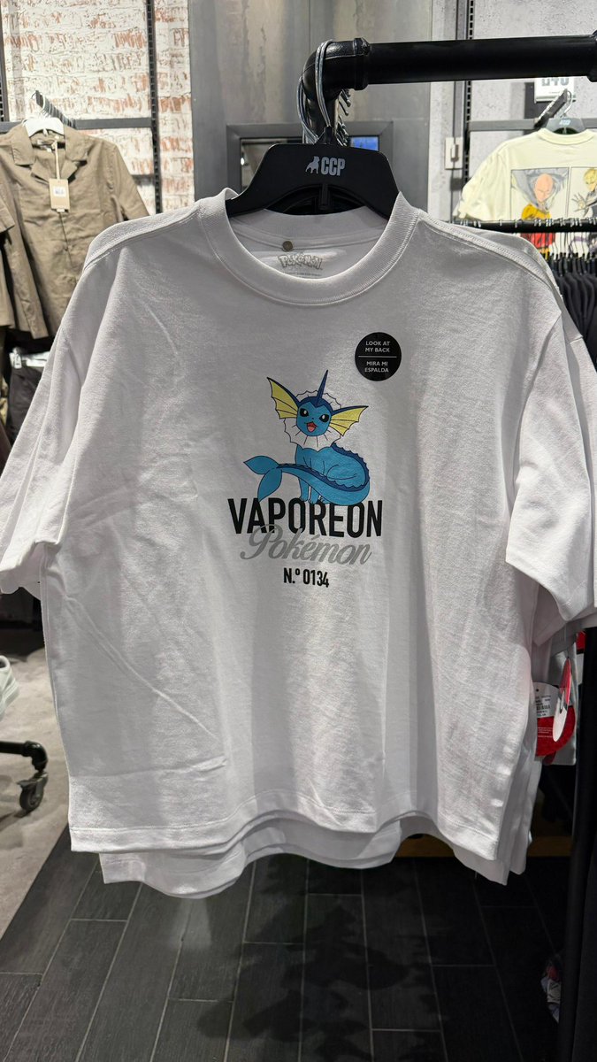 OmarChM10's tweet photo. ⚠️Colaboración Cuidado con el Perro &amp; Pokémon 

Para todos los amantes de las Eeveelutions, llegaron las nuevas playeras. Umbreon, Sylveon, Espeon, Flareon, Vaporeon y hasta el mismísimo Eevee son los protagonistas. Los precios van desde los 199 hasta los 269.
🥳👕🎊

#Pokemon https://t.co/5ZWWGLYfY0