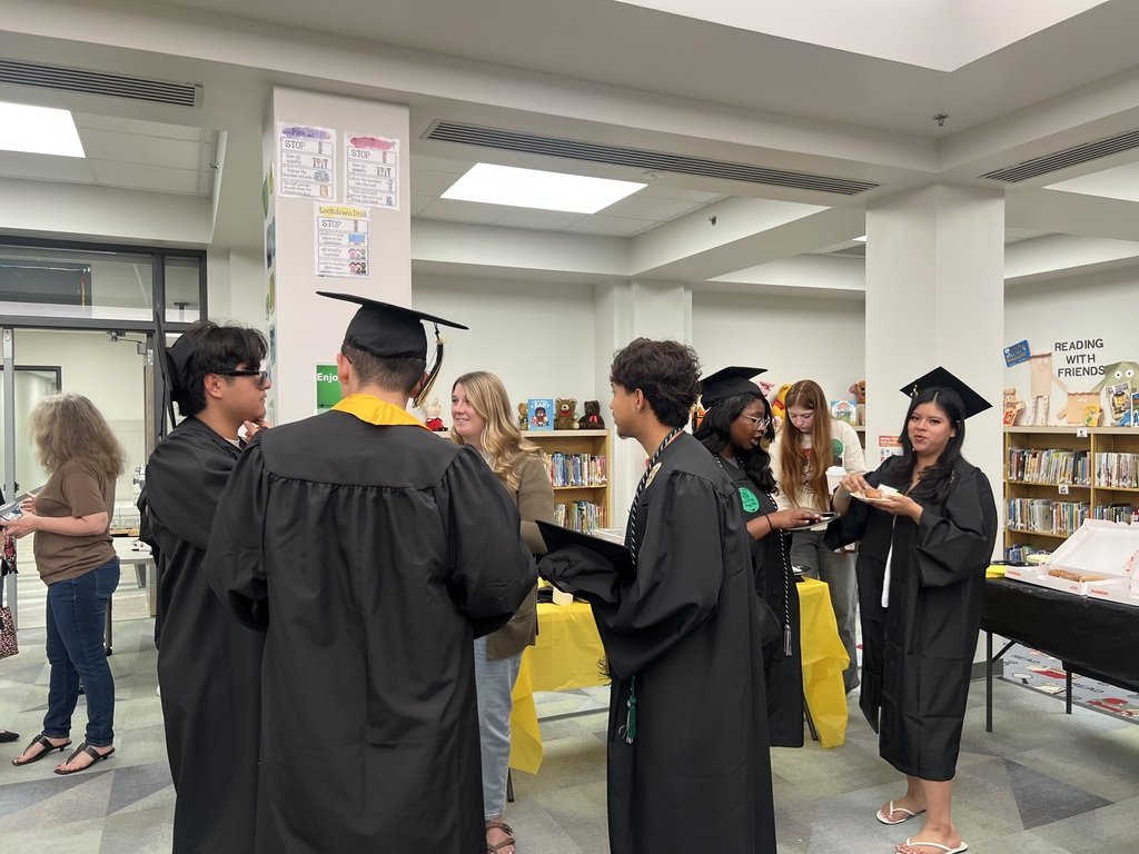 LowellElementa1's tweet photo. We welcomed our Lowell Seniors back to school today! So proud of their achievements and know they will make a lasting impact in the future! They gave some great advice to our students today and had a little dodgeball fun too!! Good luck to the Class of 2026!  #WeAreLowell https://t.co/WPambb8ZUd