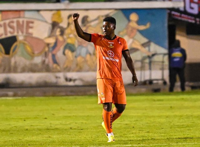 diegol_ec's tweet photo. Gabriel Cortez será baja contra D. Cuenca. Suspendido una fecha por demorar su salida contra Emelec. El club se enteró ayer por la noche y salió de la concentración y convocatoria. Libertad practicó toda la semana con él como titular. https://t.co/hB3vy5eqCm