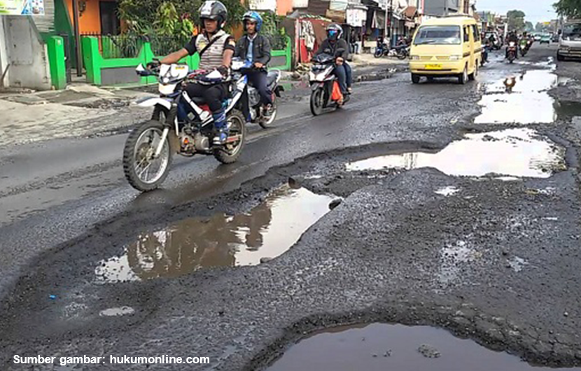 Mangapcom's tweet photo. @BYDCompany Make real solution for real world situation, not only something look amazing. many country facing problem with holes in their road. make BYD cars which can handle this kind of road smoothly https://t.co/E7VYSlIS5p