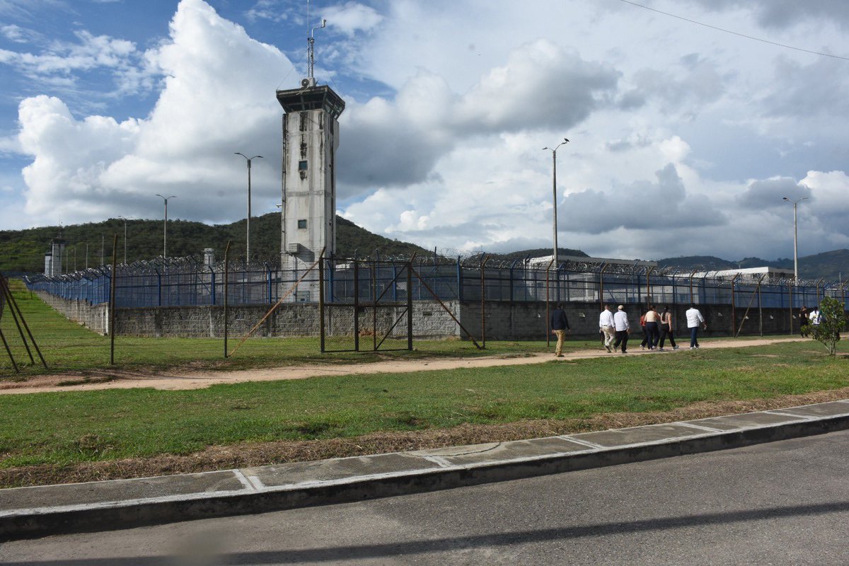 CConstitucional's tweet photo. La Sala Especial de Seguimiento ordenó la práctica de diversas inspecciones en establecimientos penitenciarios y carcelarios a cargo del INPEC, así como en centros de detención transitoria del país. 

Boletín: https://t.co/bakDj85N3X

1/2 https://t.co/DxPbNvEf1n