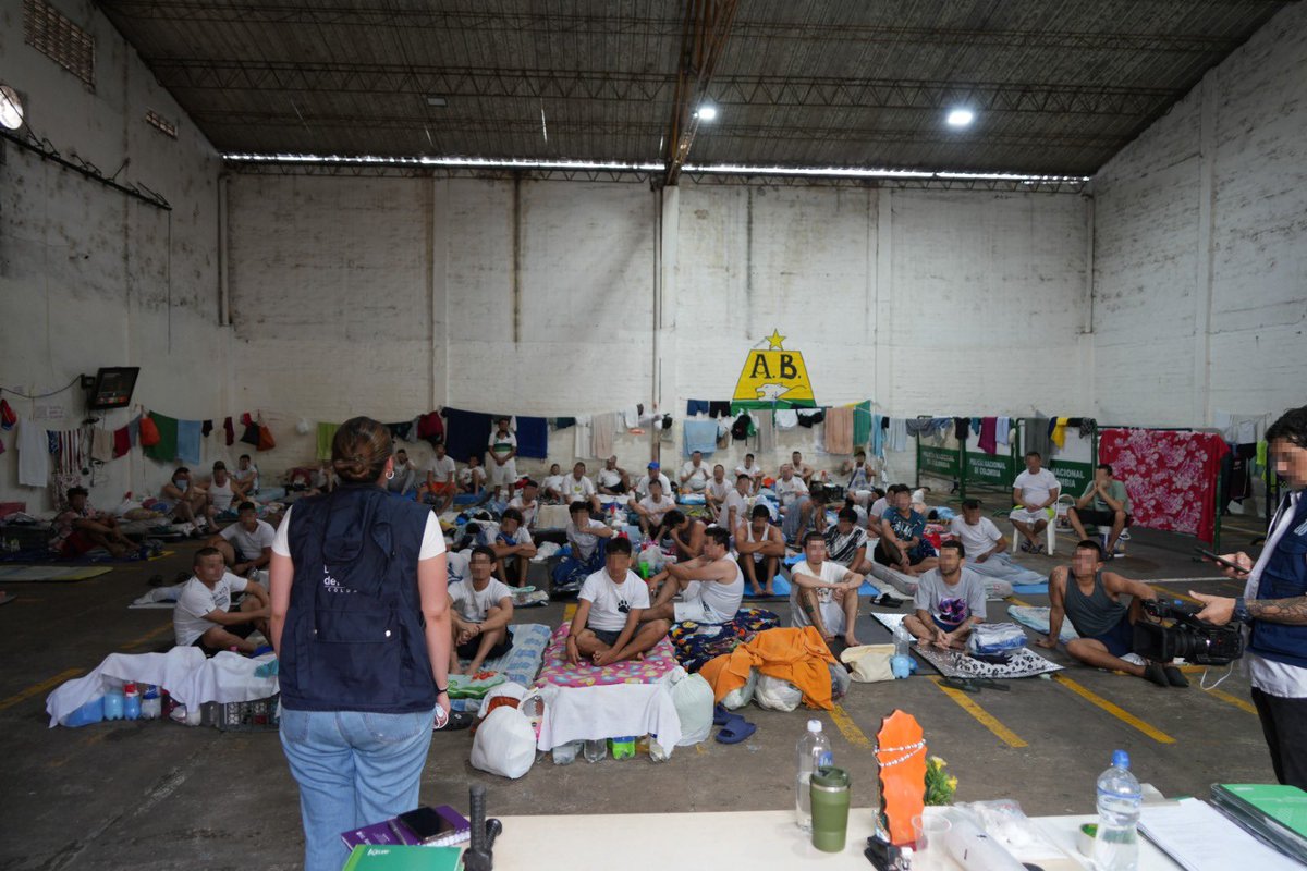 CConstitucional's tweet photo. La Sala Especial de Seguimiento ordenó la práctica de diversas inspecciones en establecimientos penitenciarios y carcelarios a cargo del INPEC, así como en centros de detención transitoria del país. 

Boletín: https://t.co/bakDj85N3X

1/2 https://t.co/DxPbNvEf1n