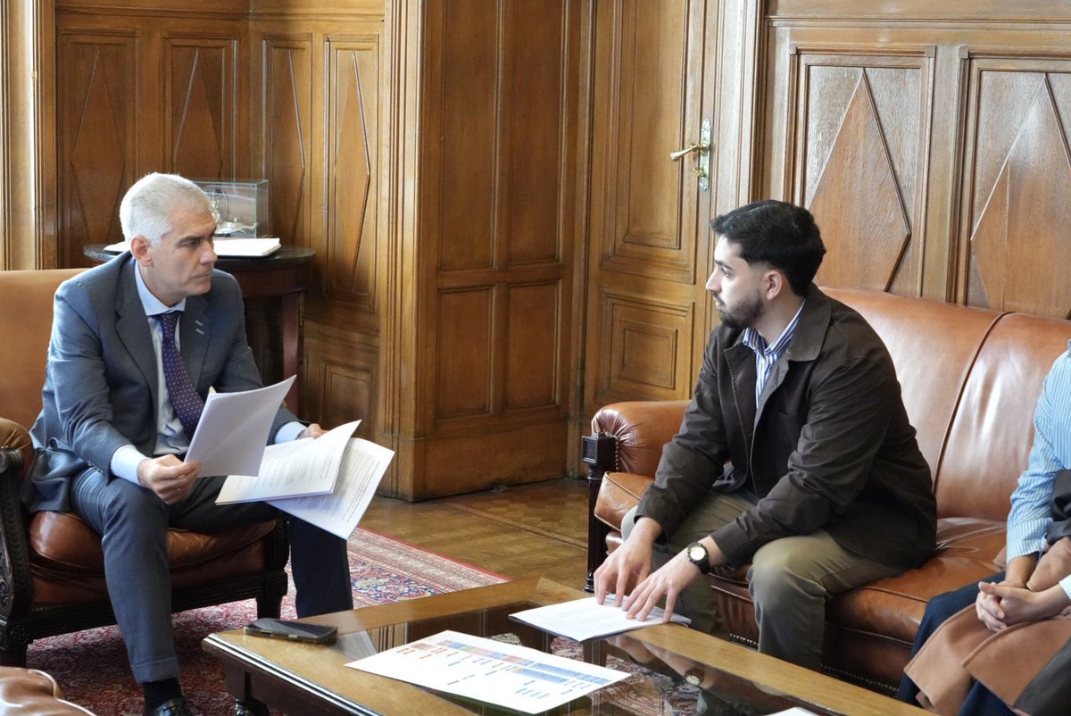 DiputadosUY's tweet photo. Una delegación de estudiantes de la Facultad de Medicina presentaron  un documento "Posicionamiento Respecto al Proyecto de Ley", en el que plasman la perspectiva y consideración de un grupo de estudiantes respecto a la iniciativa legislativa. 

La delegación hizo entrega de 1.651 firmas, solicitando que los lineamientos planteados en dicho documento sean contemplados y analizados en profundidad en el marco del debate parlamentario