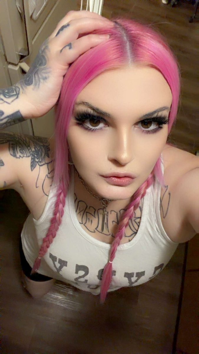 ericamorbid's tweet photo. I’m gonna miss having pink hair but I’m excited for the next big change ✨🖤 https://t.co/2WoMxneBb2