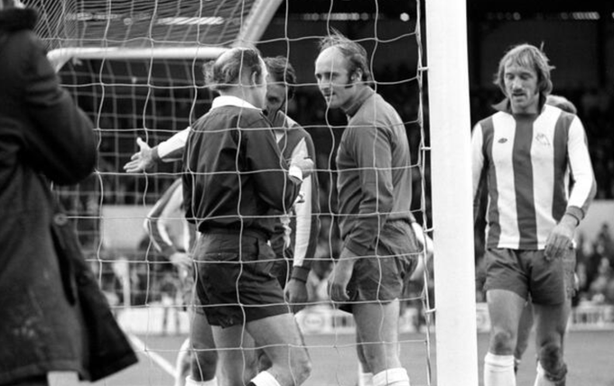 ExtremeFootbal4's tweet photo. In the English Football League, yellow cards were introduced in the 1976-1977 season. This was the first season when referees in English league matches began to issue yellow cards as a disciplinary measure for player misconduct. https://t.co/28xi0oeg1m