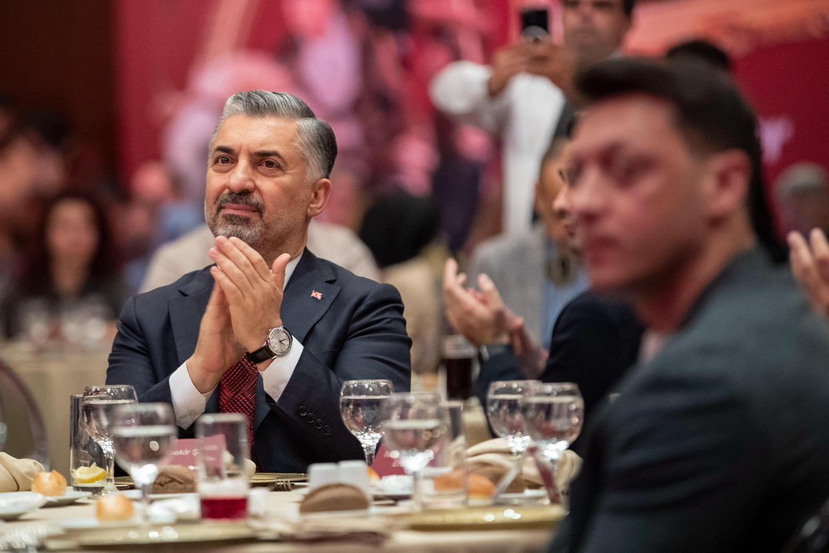 ebekirsahin's tweet photo. Geleneksel sporlarımızı ve kadim kültürümüzü dünya sahnesine taşıyan Etnospor Kültür Festivali, 21-24 Mayıs tarihlerinde İstanbul Atatürk Havalimanı’nda gerçekleştirilecek.

Festival öncesinde, Dünya Etnospor Birliği Başkanı Sayın Necmeddin Bilal Erdoğan’ın ev sahipliğinde düzenlenen basın tanıtım etkinliğine katılım sağladık.

Millî kimliğimizin ve yerli değerlerimizin ihyasını merkeze alan bu büyük organizasyon; yalnızca bir festival değil, köklerimizden geleceğe uzanan güçlü bir vizyon birlikteliğidir. Farklı coğrafyaları ortak bir paydada buluşturan, toplumsal hafızamızı canlı tutan ve geleneği bugünün modern deneyimiyle harmanlayan bu kıymetli çalışma, kültürel mirasımızı küresel ölçekte daha görünür kılmaktadır.

Bu büyük vizyonun arkasındaki güçlü liderliğiyle gelecek nesillere ilham veren Dünya Etnospor Birliği Başkanı Sayın Necmeddin Bilal Erdoğan’a nazik ev sahipliği ve değerli katkıları için şükranlarımı sunuyorum.

Kültürel mirasımızı korumak, yaşatmak ve bu kıymetli hazineyi yarınlara en güçlü şekilde aktarmak adına kararlılıkla çalışmaya devam edeceğiz.