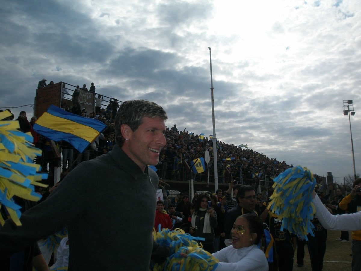 davidgangaf's tweet photo. 30/5/2011. Martín Palermo viajó a Santa Rosa (La Pampa) para un evento solidario. Recreó el gol que le hizo a River 15 días atrás (no pude encontrar el video). Se cantó “el que no salta se va a la B” y pintaron una pared con “SE VAN PARA LA B JAJAJA”. https://t.co/TAHYf16AU0